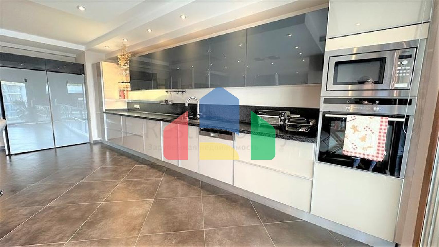 Простора квартира з дизайнерським ремонтом