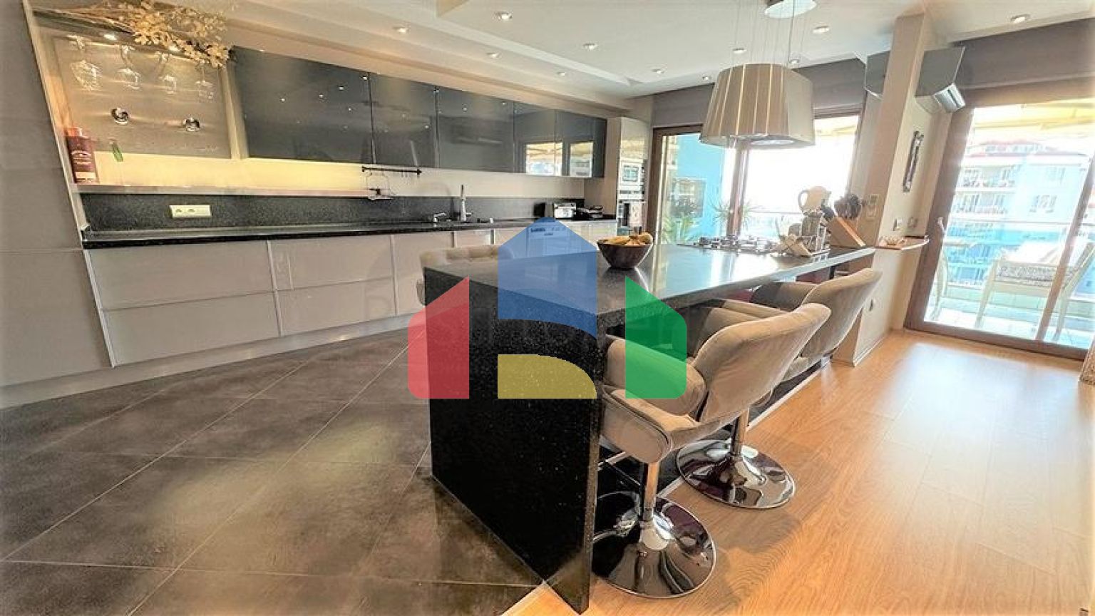 Простора квартира з дизайнерським ремонтом