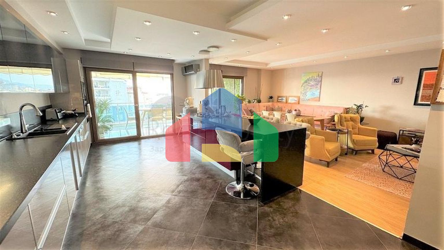 Простора квартира з дизайнерським ремонтом