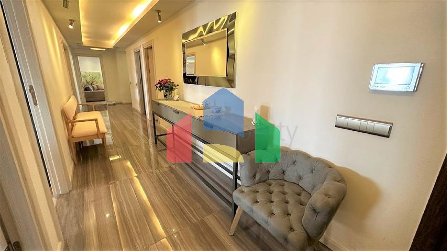 Простора квартира з дизайнерським ремонтом