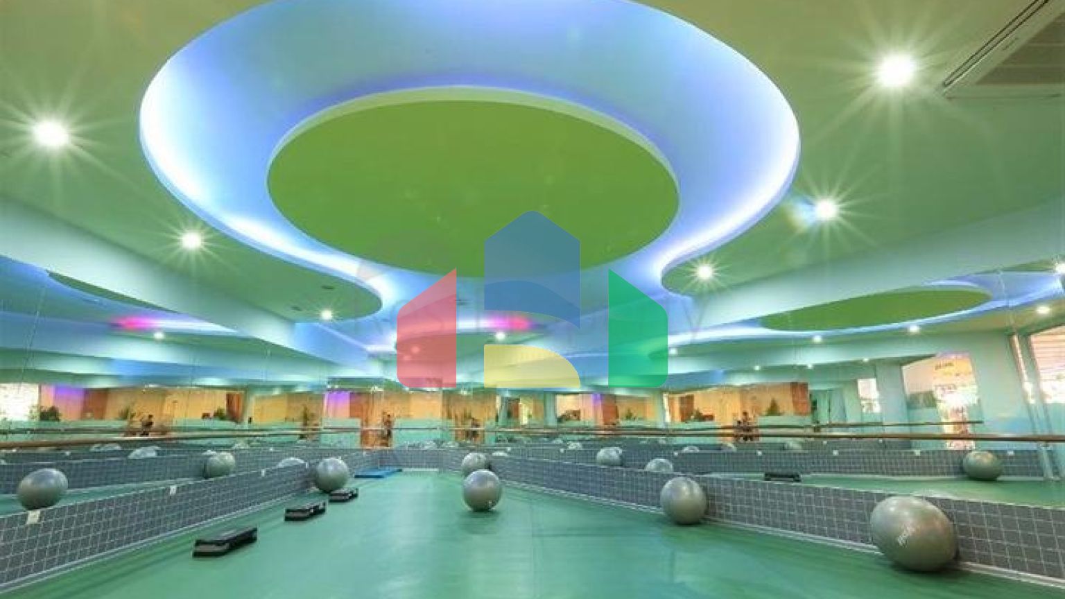 Простора квартира з дизайнерським ремонтом