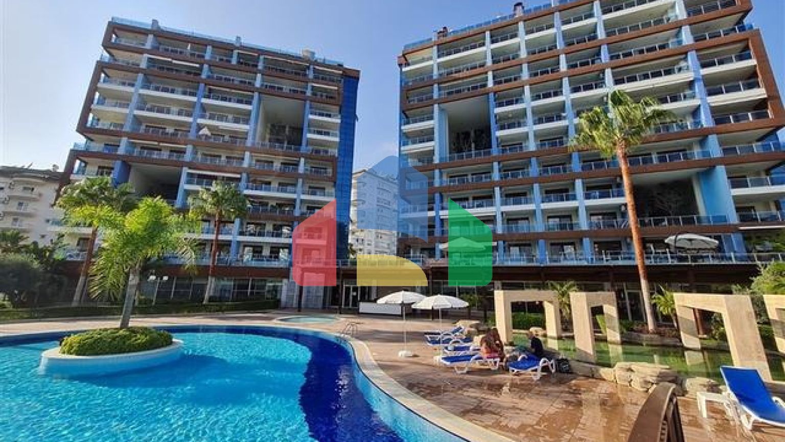 Простора квартира з дизайнерським ремонтом