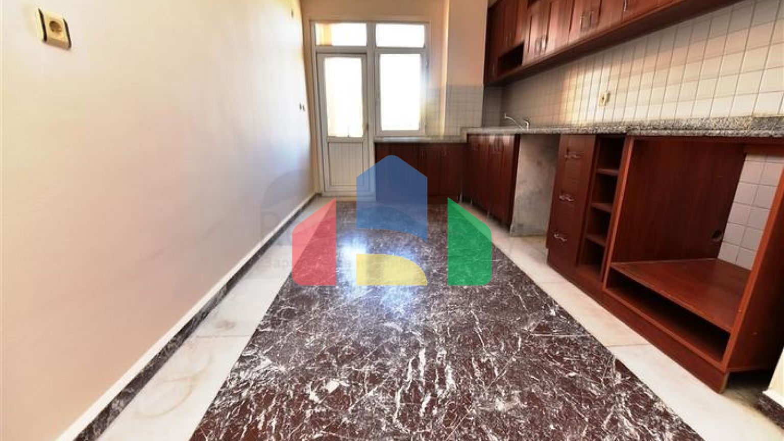 Квартири і торгове приміщення в районі Джікджіллі