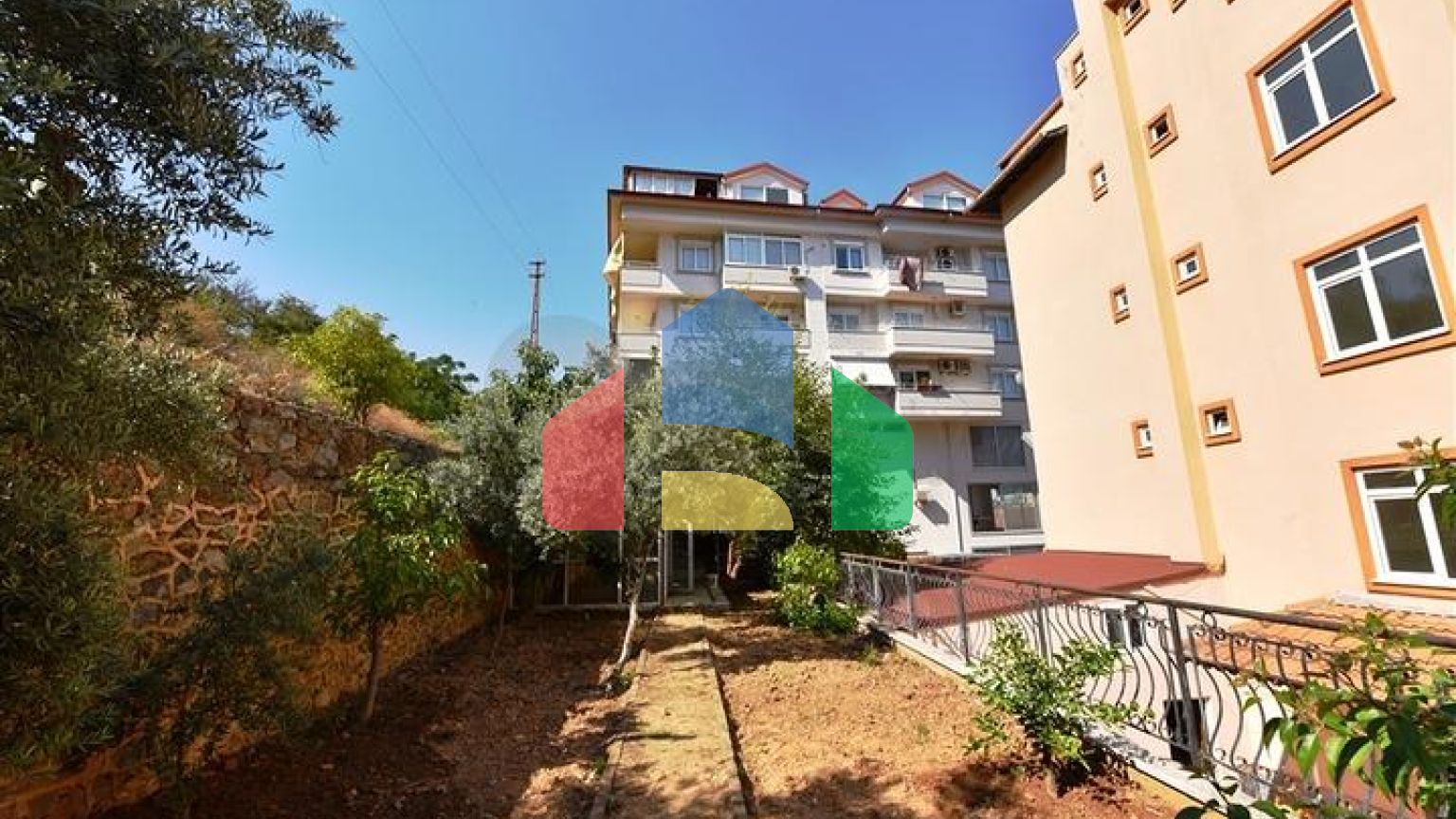 Квартири і торгове приміщення в районі Джікджіллі