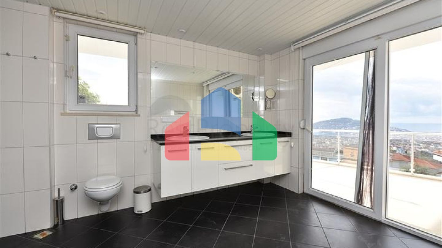 Розкішна вілла з видом на Середземне море