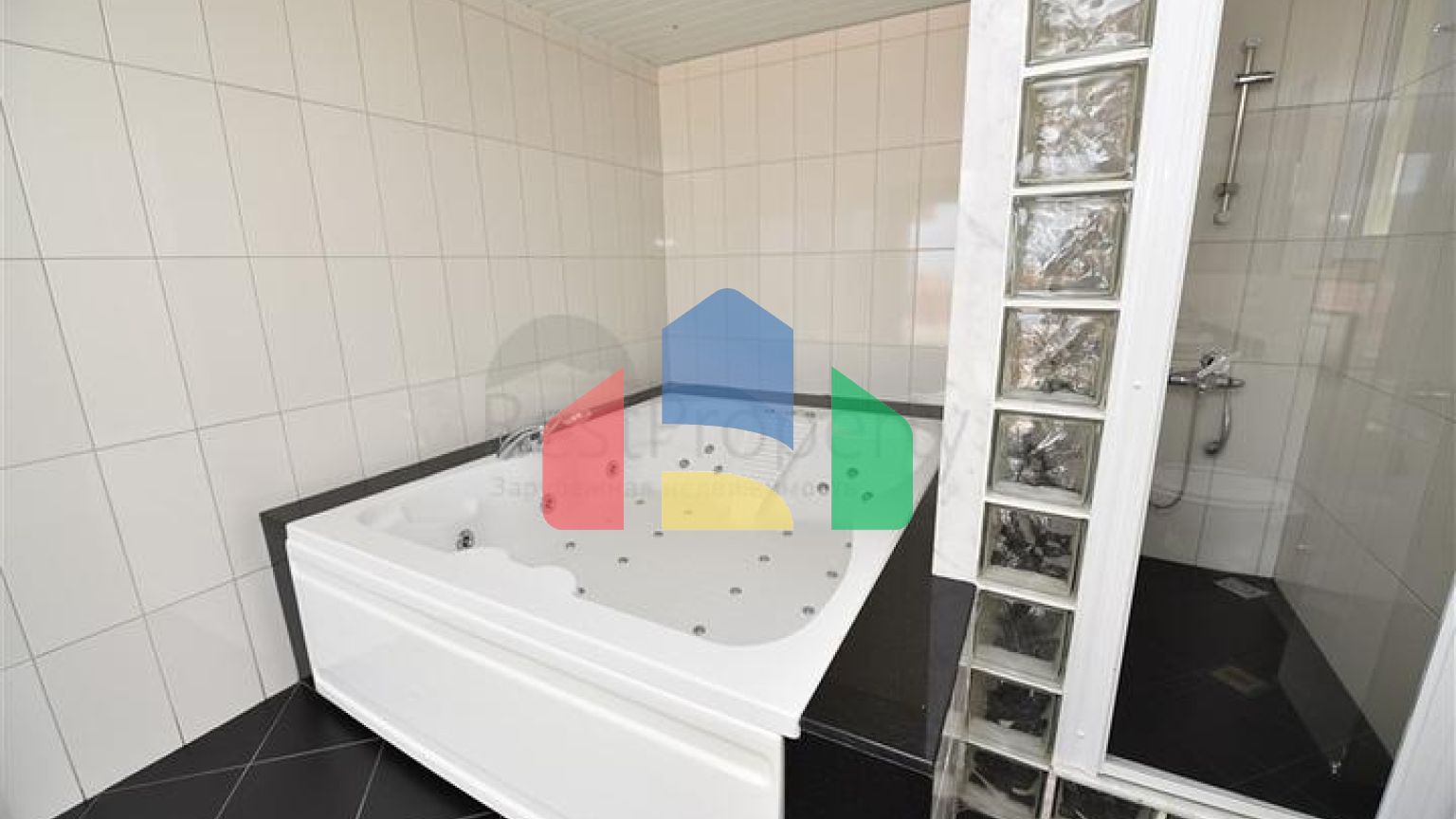 Розкішна вілла з видом на Середземне море