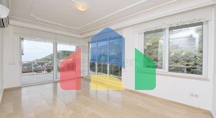 Розкішна вілла з видом на Середземне море