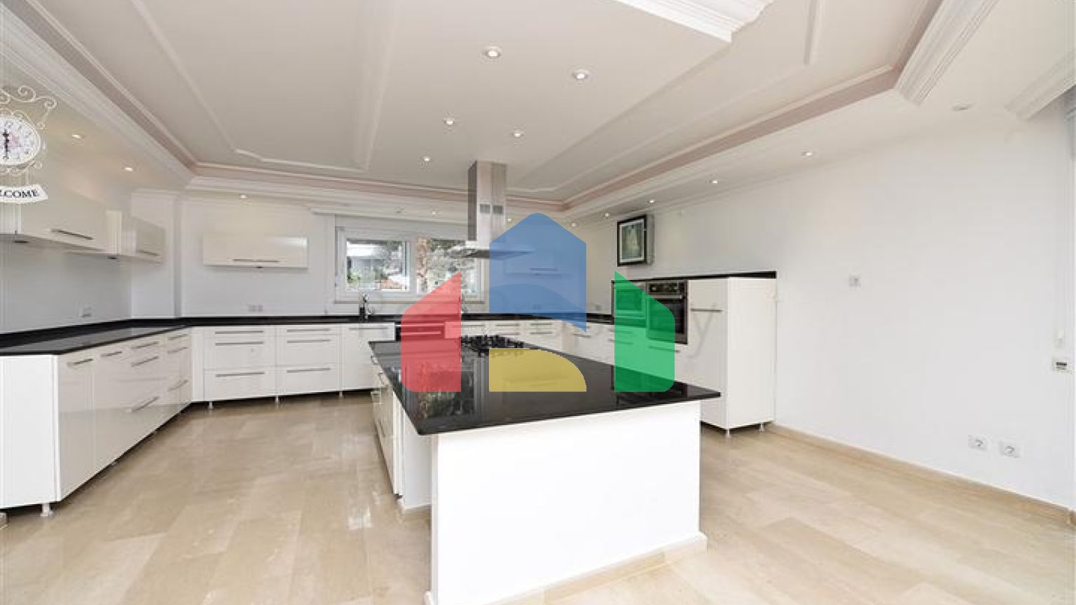 Розкішна вілла з видом на Середземне море