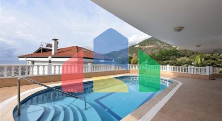 Розкішна вілла з видом на Середземне море