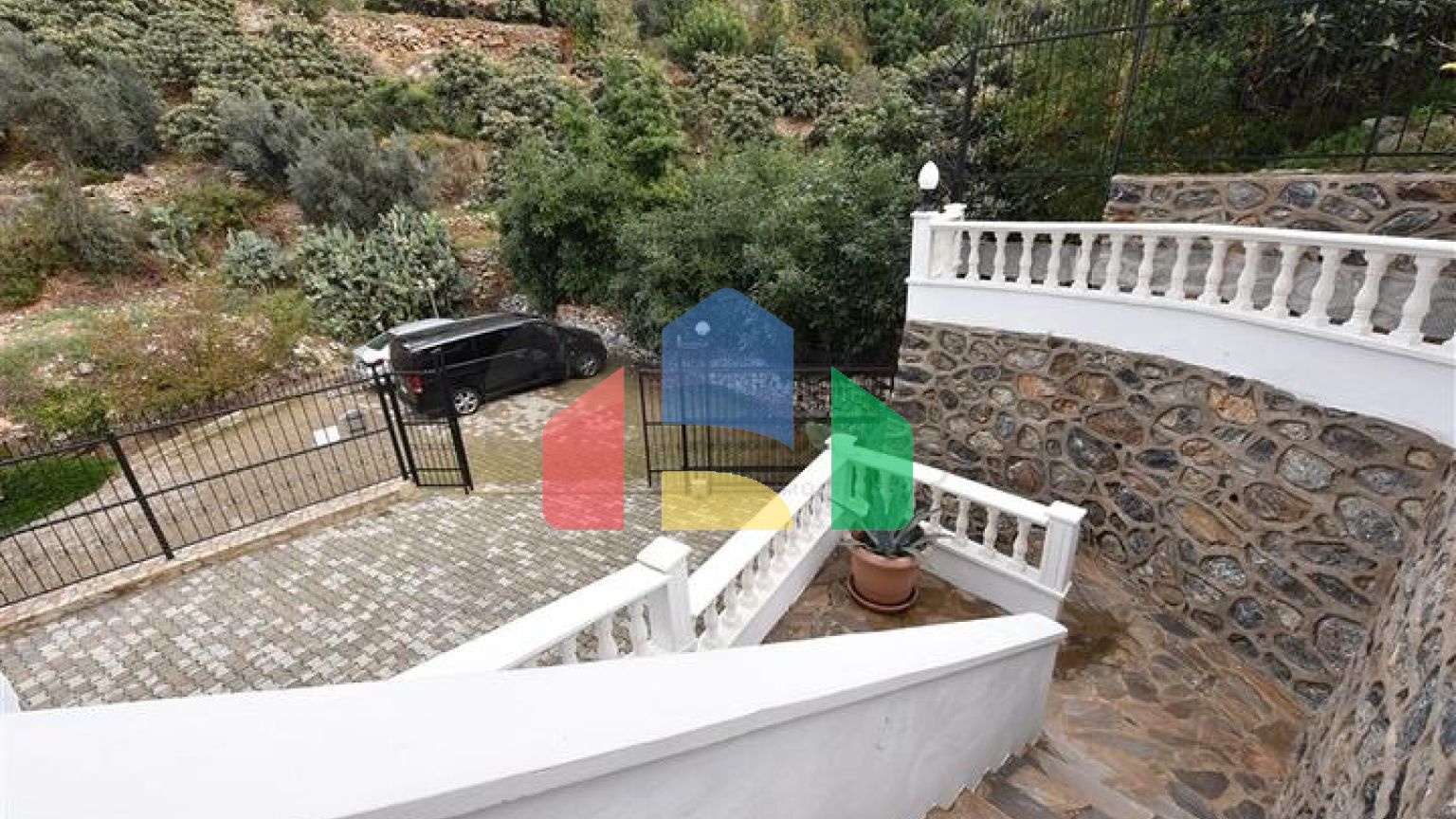 Розкішна вілла з видом на Середземне море