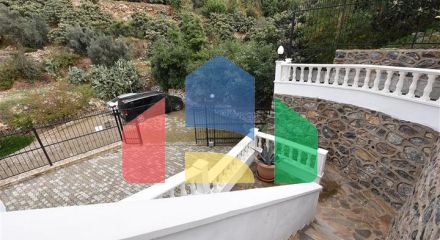 Розкішна вілла з видом на Середземне море