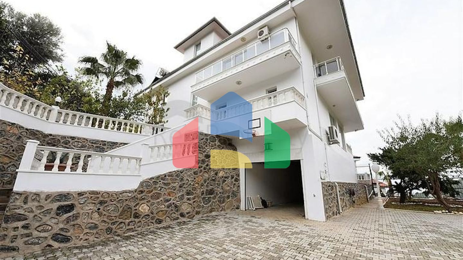 Розкішна вілла з видом на Середземне море