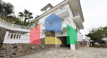 Розкішна вілла з видом на Середземне море