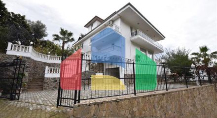 Розкішна вілла з видом на Середземне море