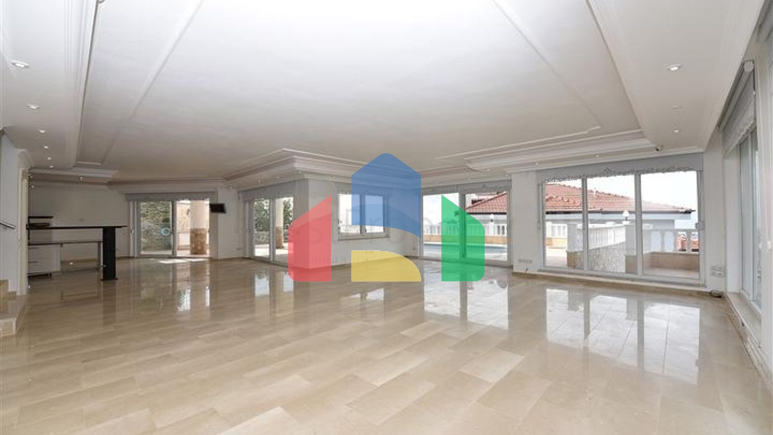 Розкішна вілла з видом на Середземне море