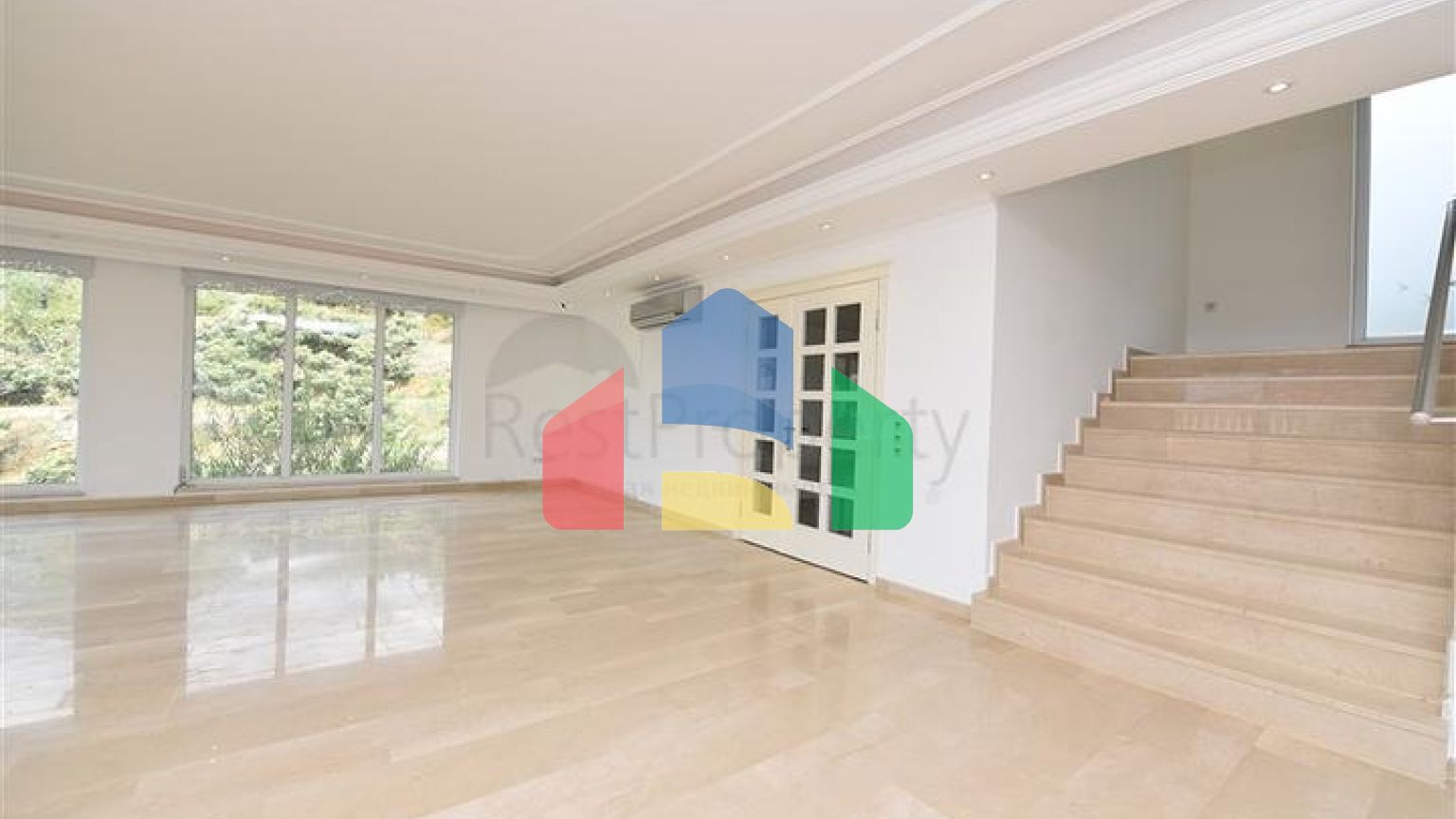 Розкішна вілла з видом на Середземне море