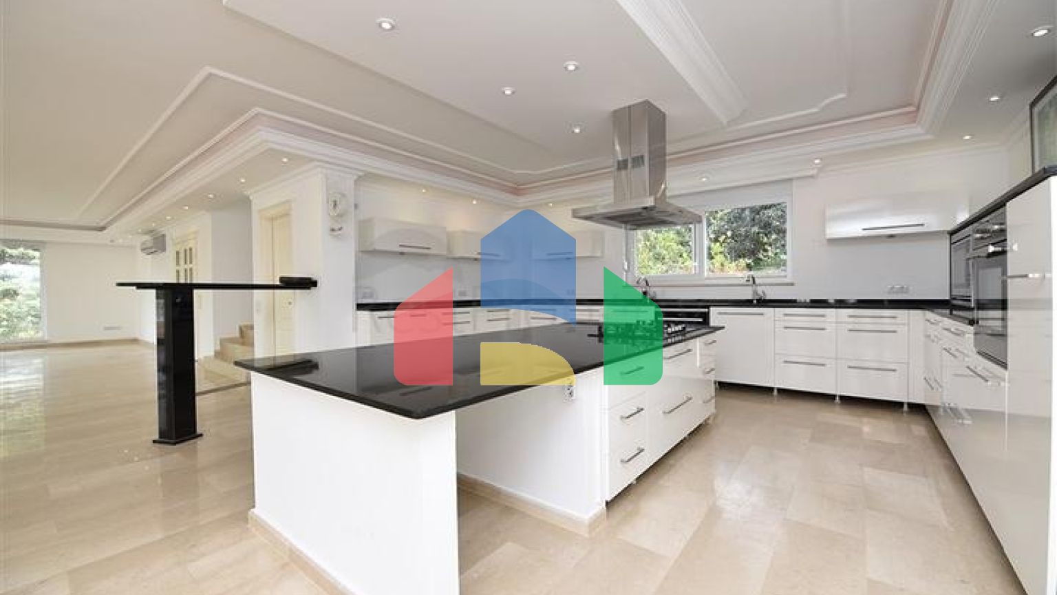 Розкішна вілла з видом на Середземне море