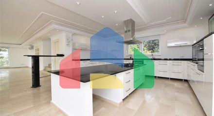 Розкішна вілла з видом на Середземне море