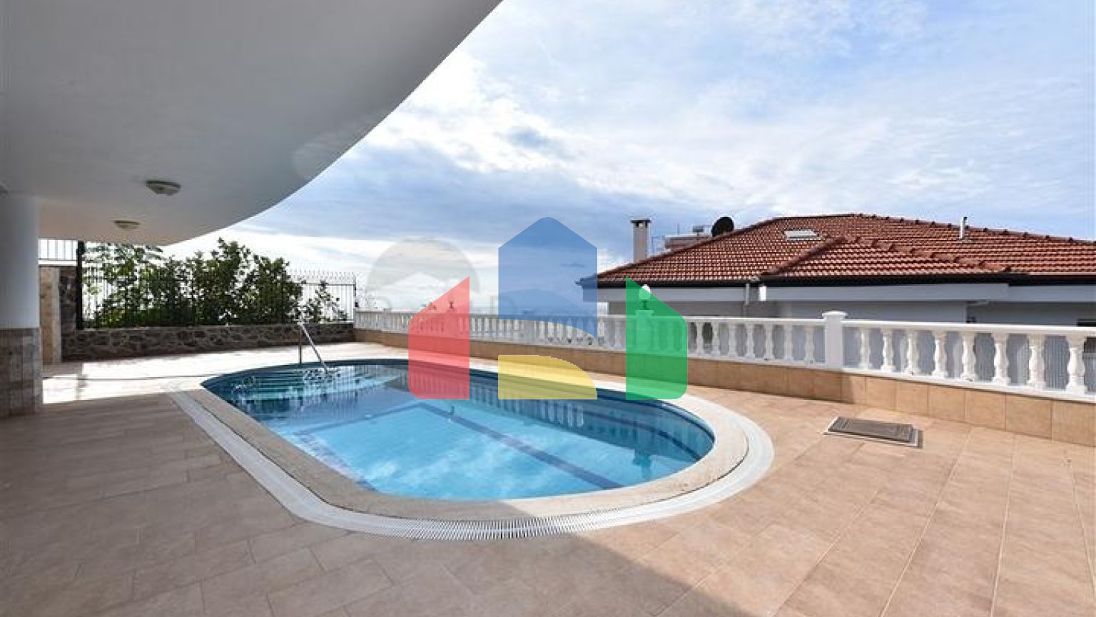 Розкішна вілла з видом на Середземне море