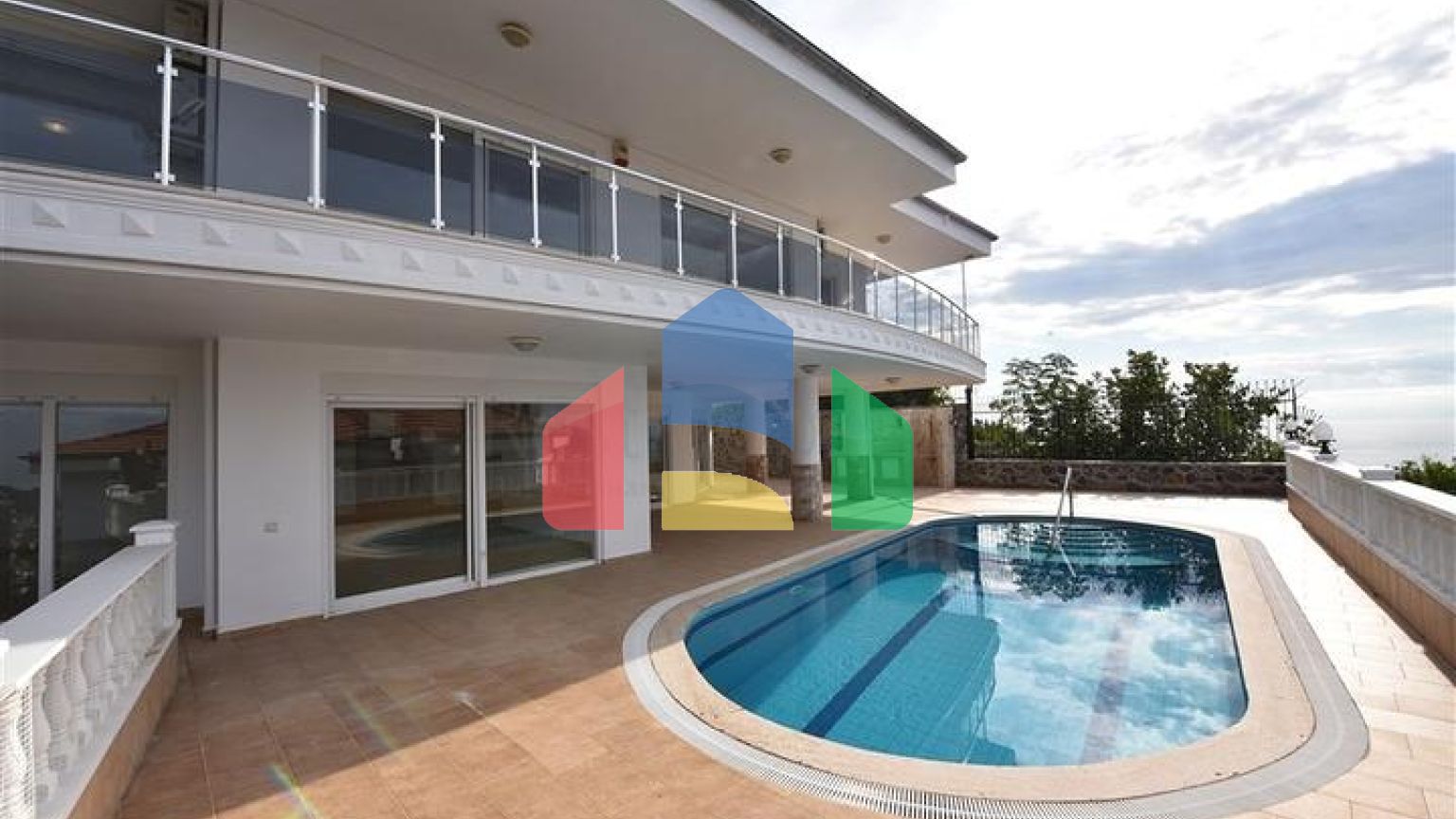 Розкішна вілла з видом на Середземне море