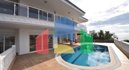 Розкішна вілла з видом на Середземне море