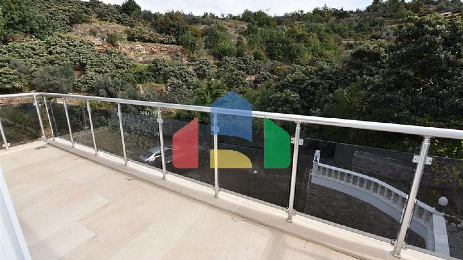 Розкішна вілла з видом на Середземне море