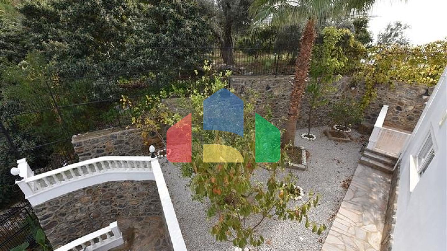 Розкішна вілла з видом на Середземне море