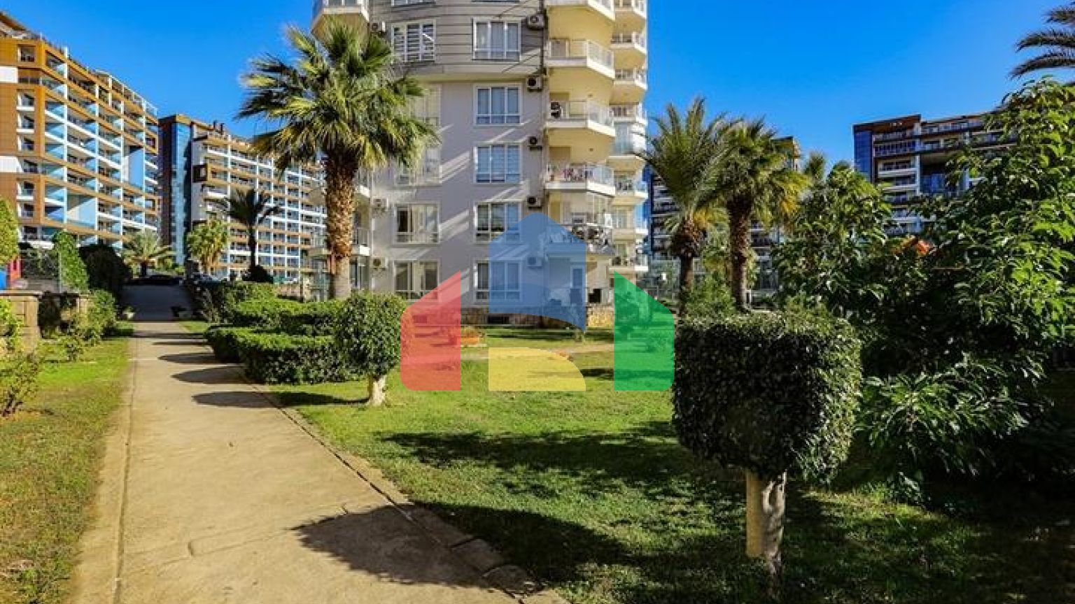 Квартира с просторной планировкой и качественной отделкой в районе Джикджилли