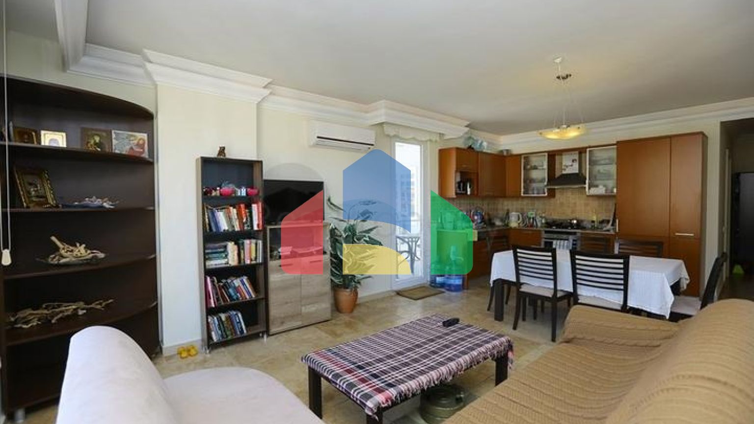 Квартира с просторной планировкой и качественной отделкой в районе Джикджилли