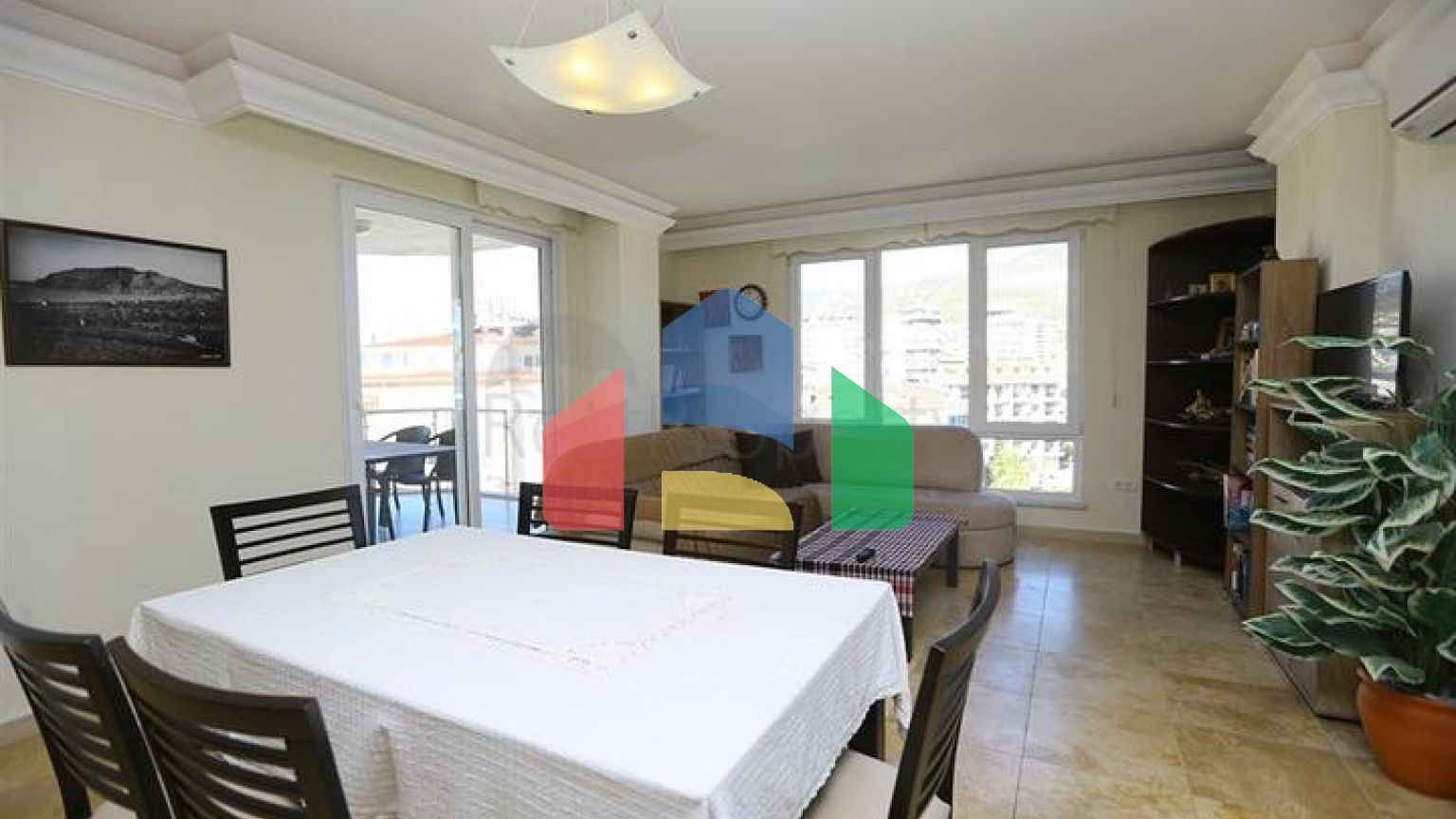 Квартира с просторной планировкой и качественной отделкой в районе Джикджилли