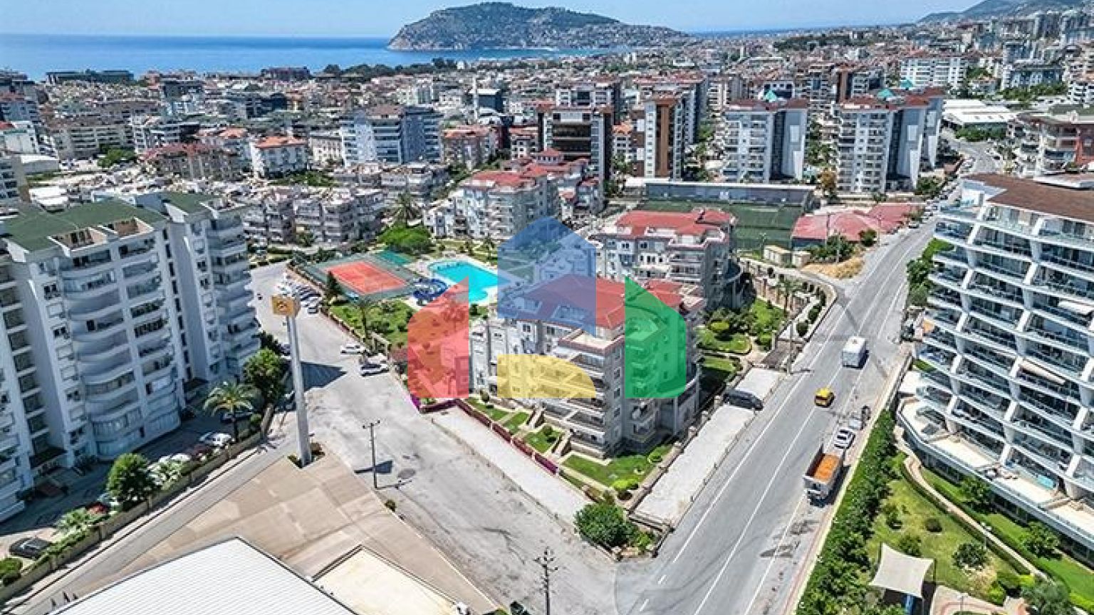 Просторная квартира 3+1 в районе Оба с террасой и развитой инфраструктурой