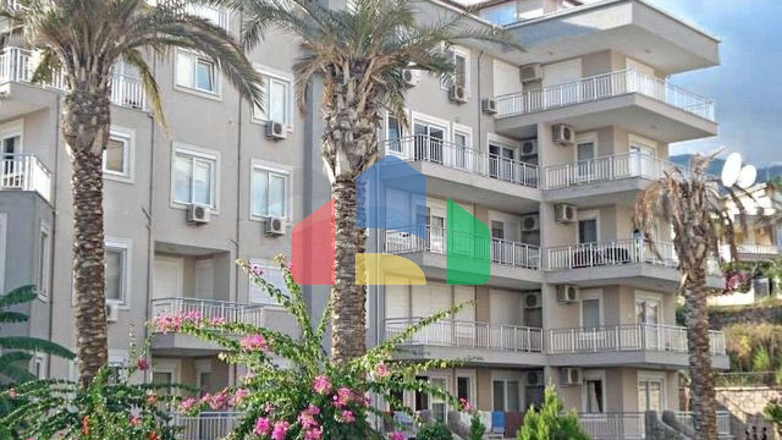 Просторная квартира 3+1 в районе Оба с террасой и развитой инфраструктурой