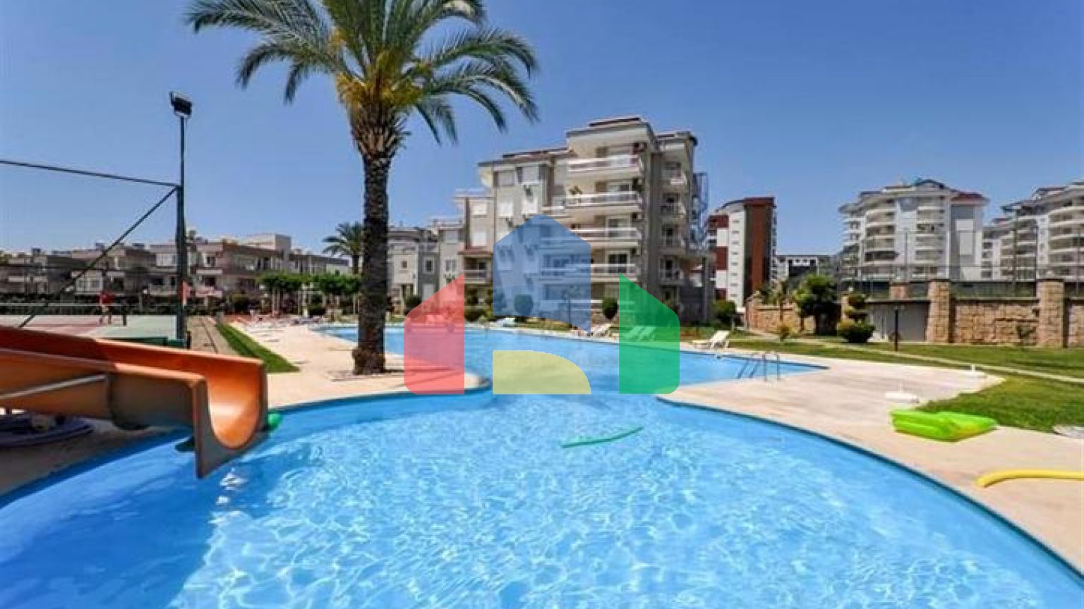 Просторная квартира 3+1 в районе Оба с террасой и развитой инфраструктурой