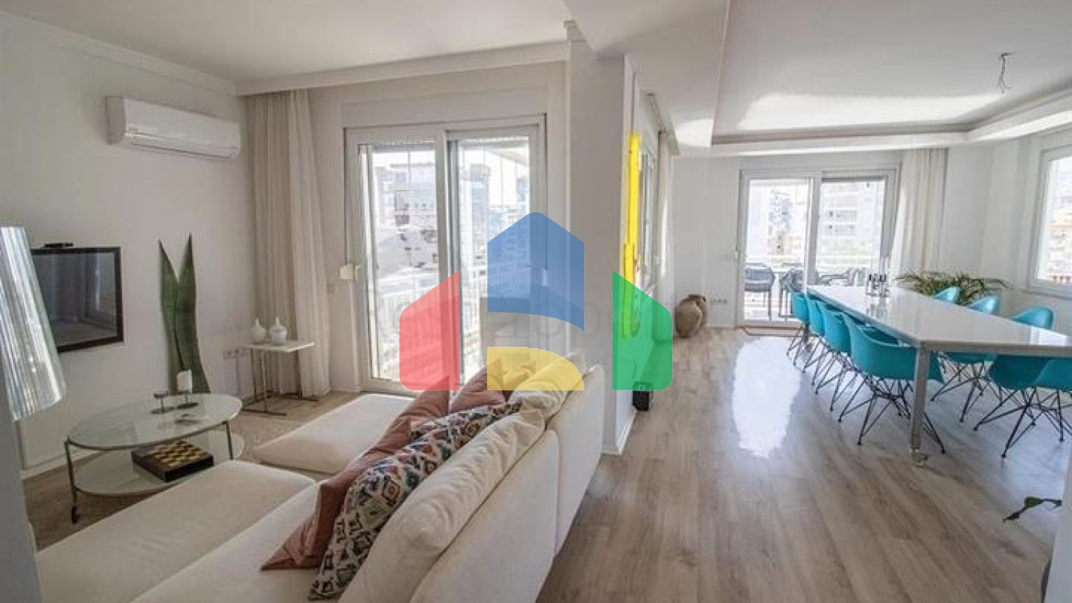 Просторная квартира 3+1 в районе Оба с террасой и развитой инфраструктурой