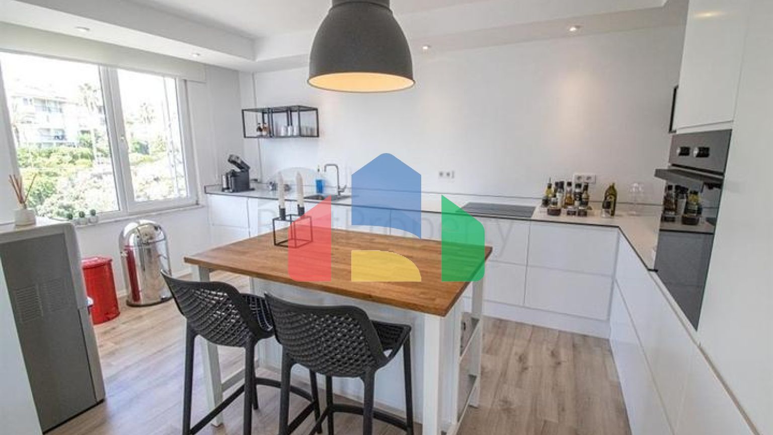 Просторная квартира 3+1 в районе Оба с террасой и развитой инфраструктурой