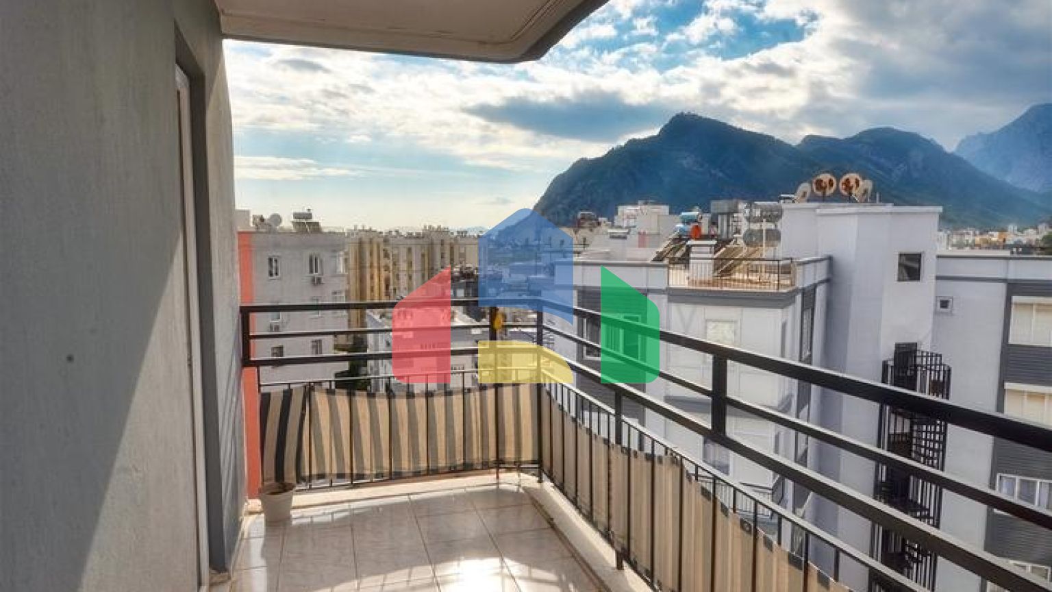 Простора квартира планування 3 + 1 в мікрорайоні Хурма - Анталія