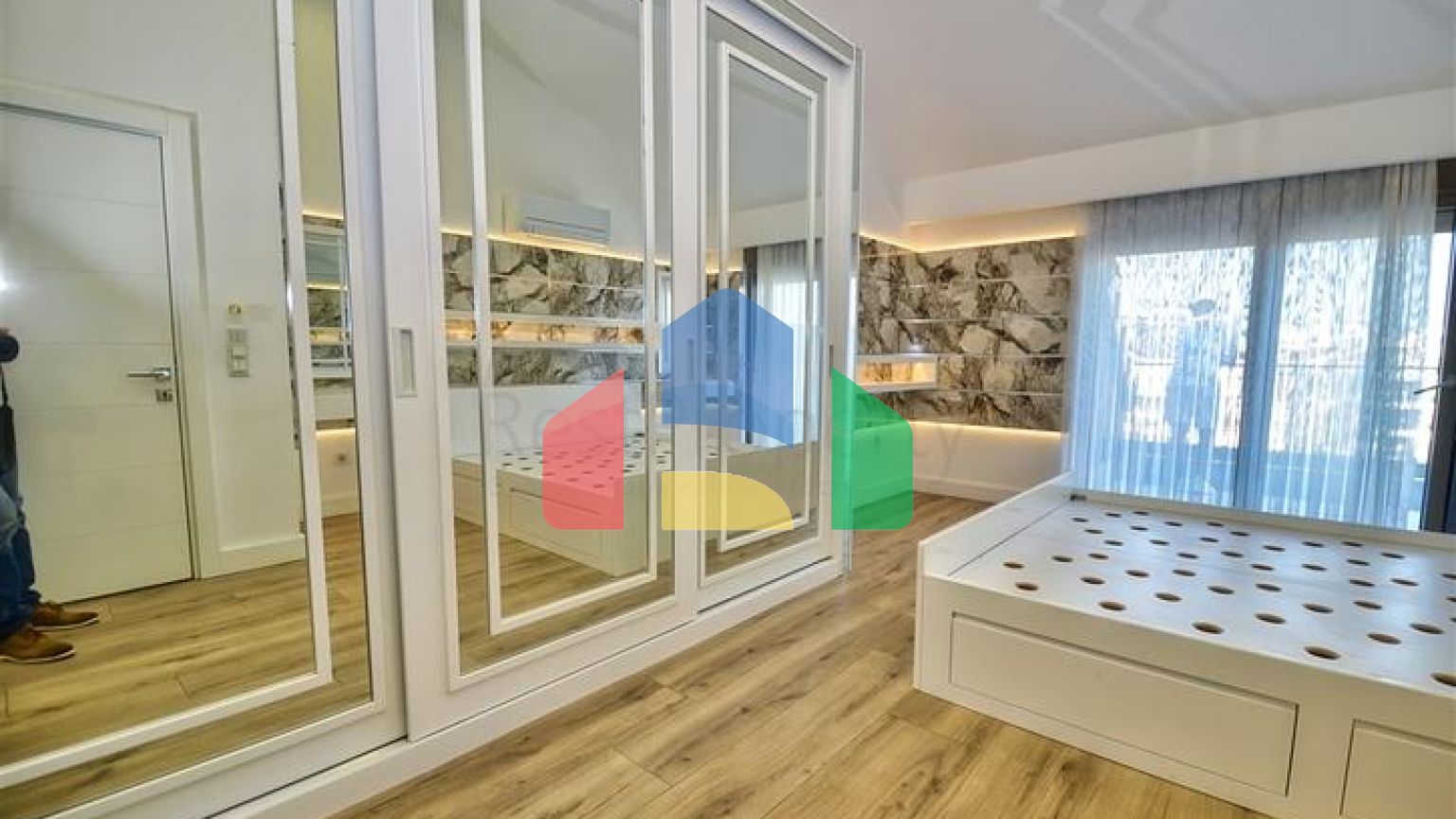 Квартира планування 4 + 1 в мікрорайоні Унджали - Анталія