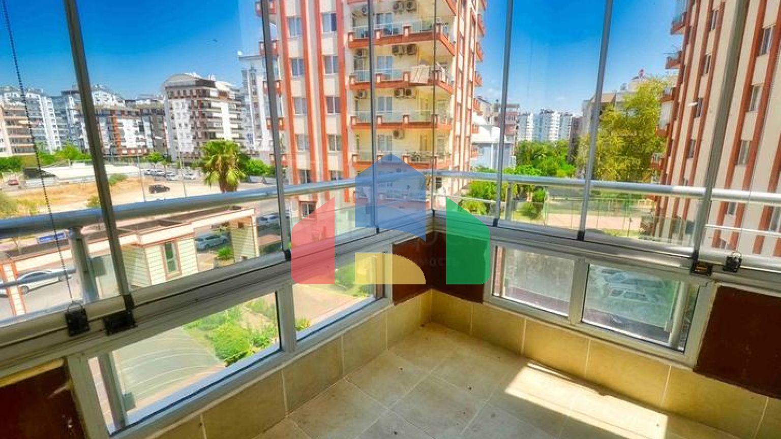 Простора квартира планування 4 + 1 в мікрорайоні Унджали - Анталія