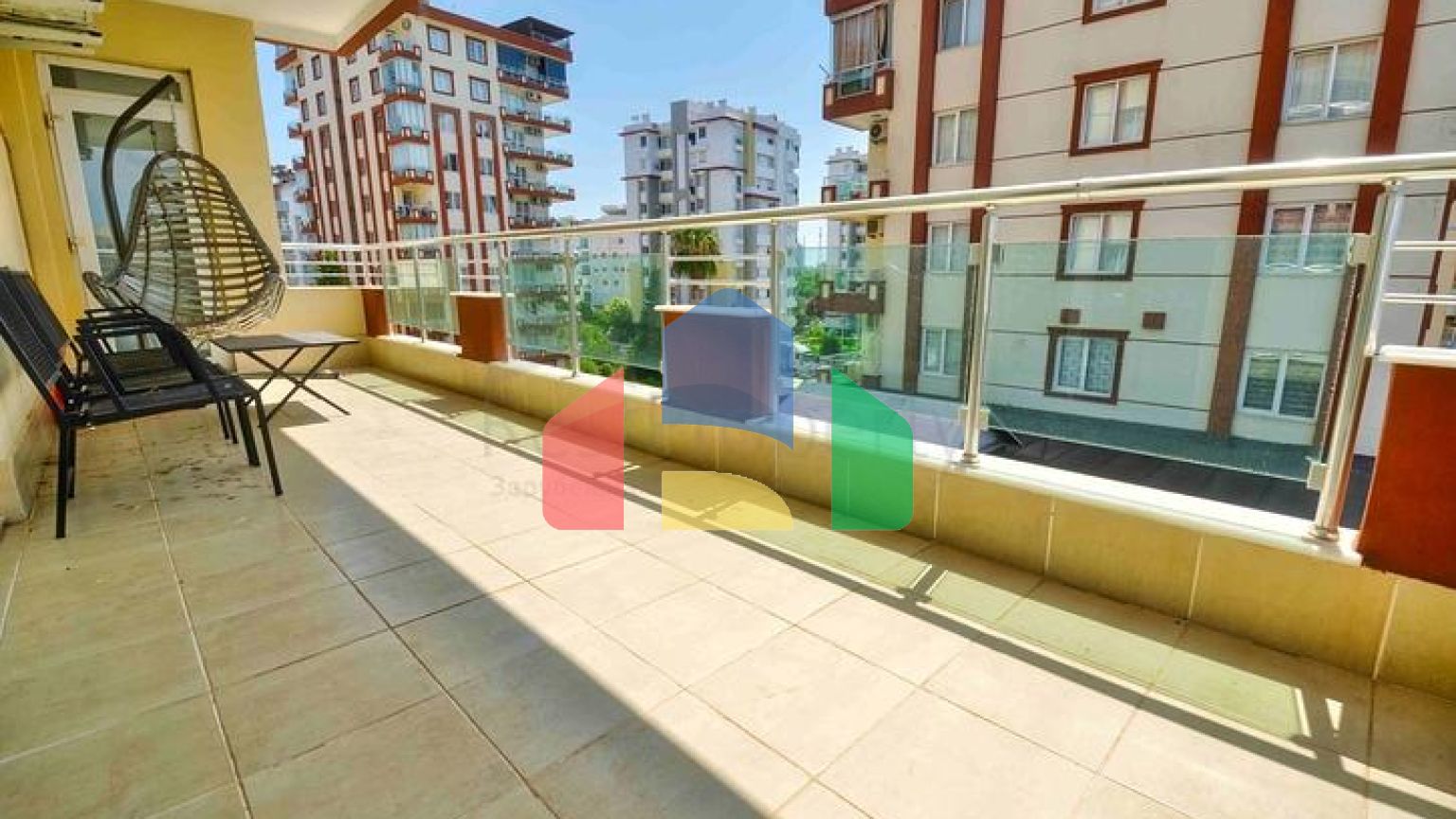 Простора квартира планування 4 + 1 в мікрорайоні Унджали - Анталія