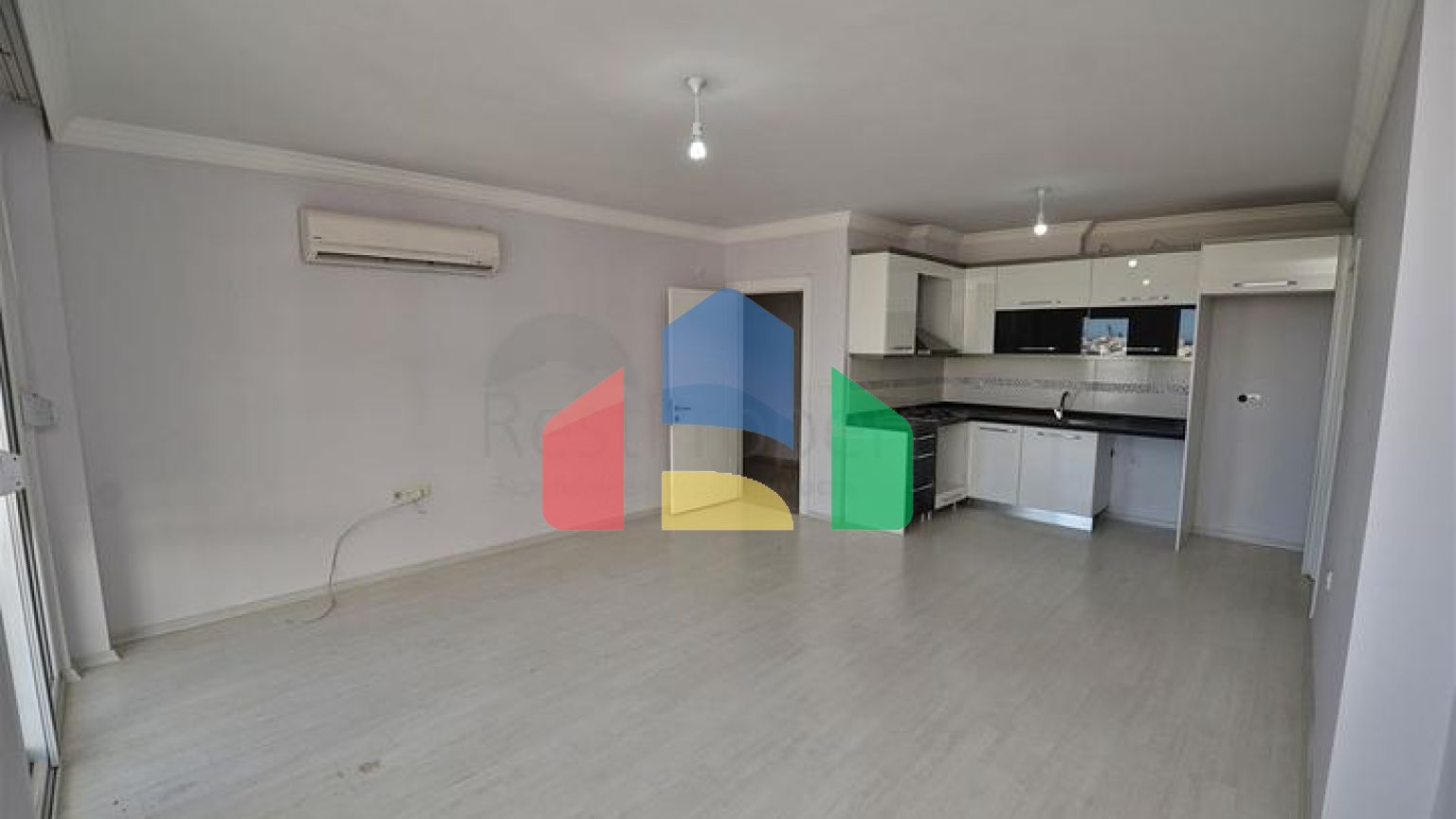 Квартира планування 2 + 1 в мікрорайоні Сарису - Анталія