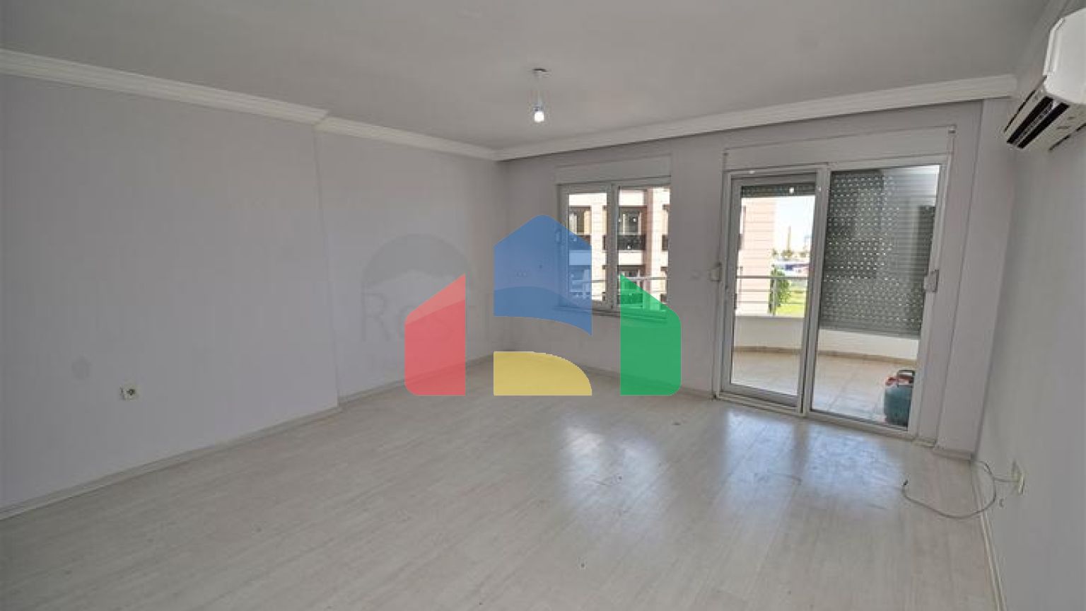 Квартира планування 2 + 1 в мікрорайоні Сарису - Анталія