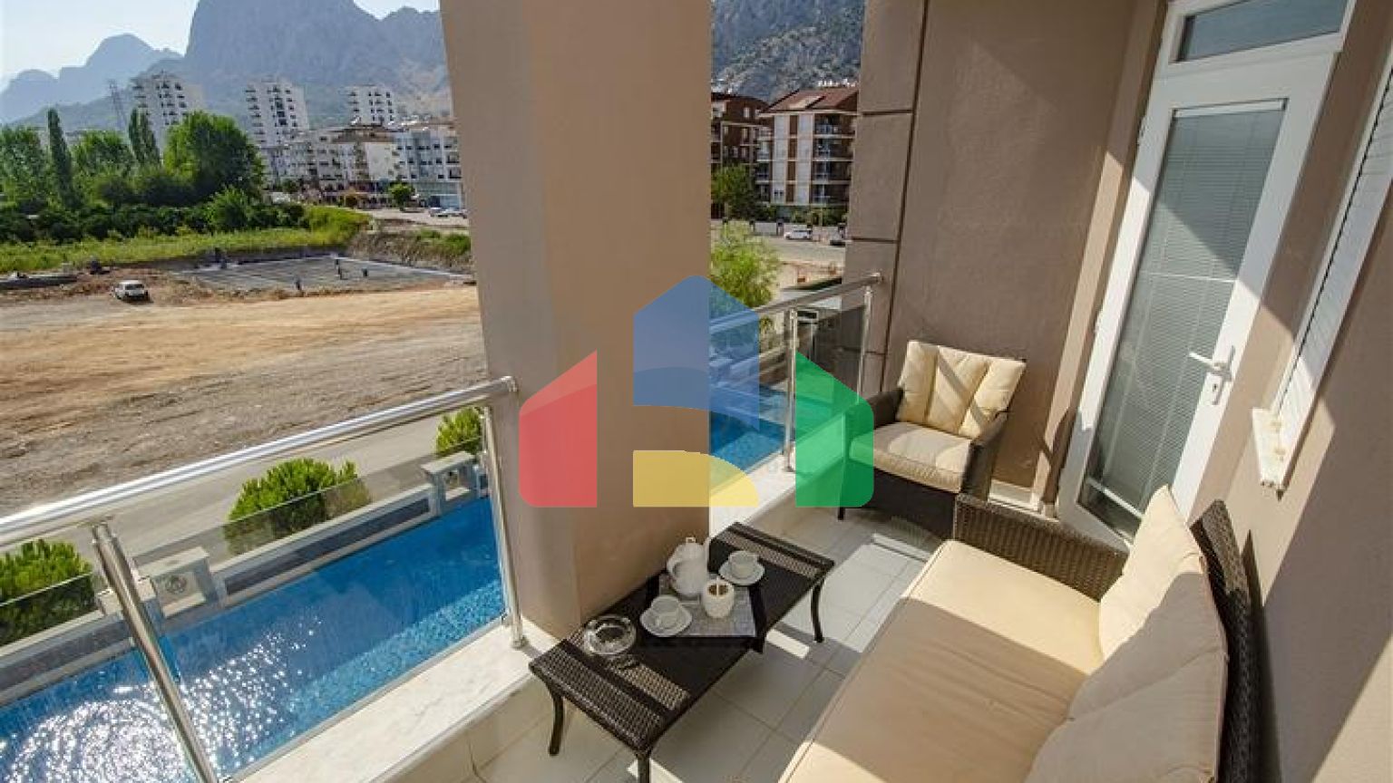 Квартира 3 + 1 з меблями в комплексі в хурмі Коньяалти Анталья