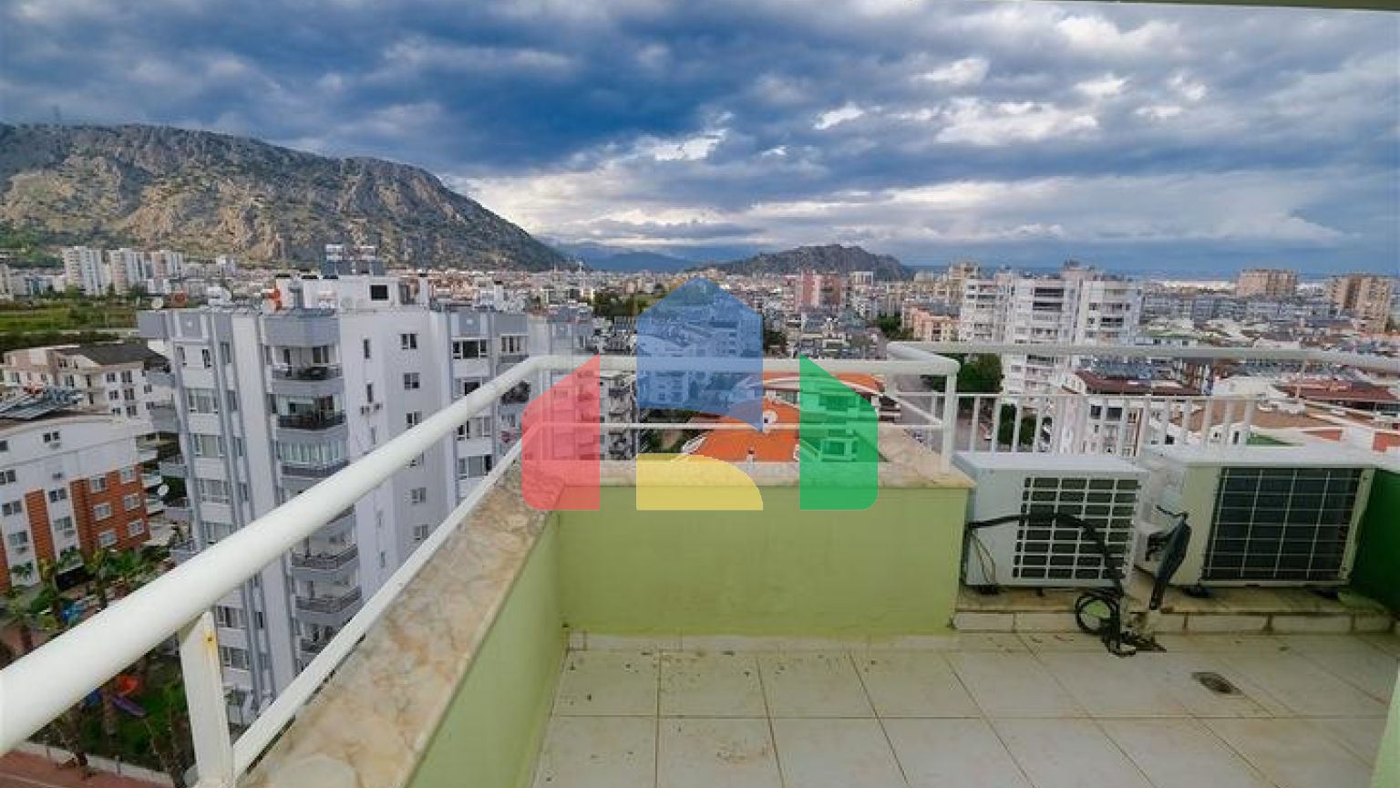 Простора квартира планування 4 + 1 в мікрорайоні Лиман - Анталія