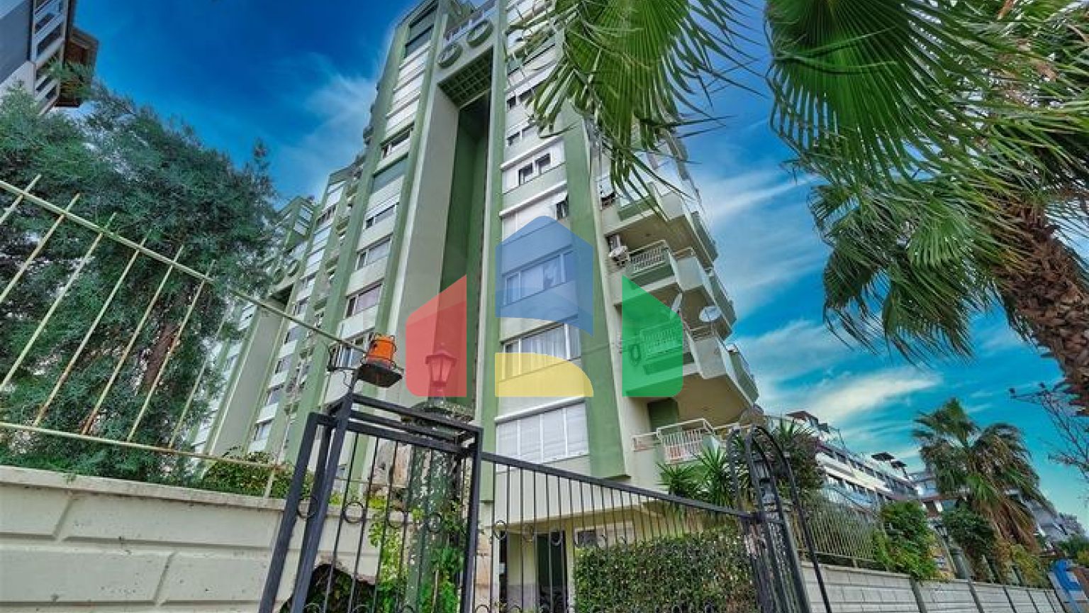 Простора квартира планування 4 + 1 в мікрорайоні Лиман - Анталія