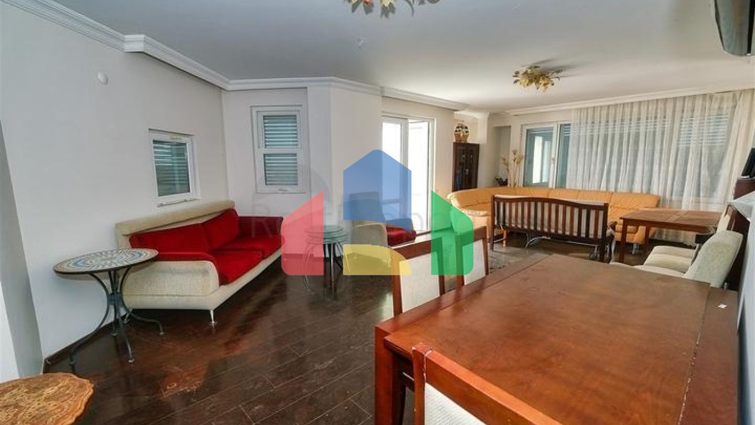 Простора квартира планування 4 + 1 в мікрорайоні Лиман - Анталія