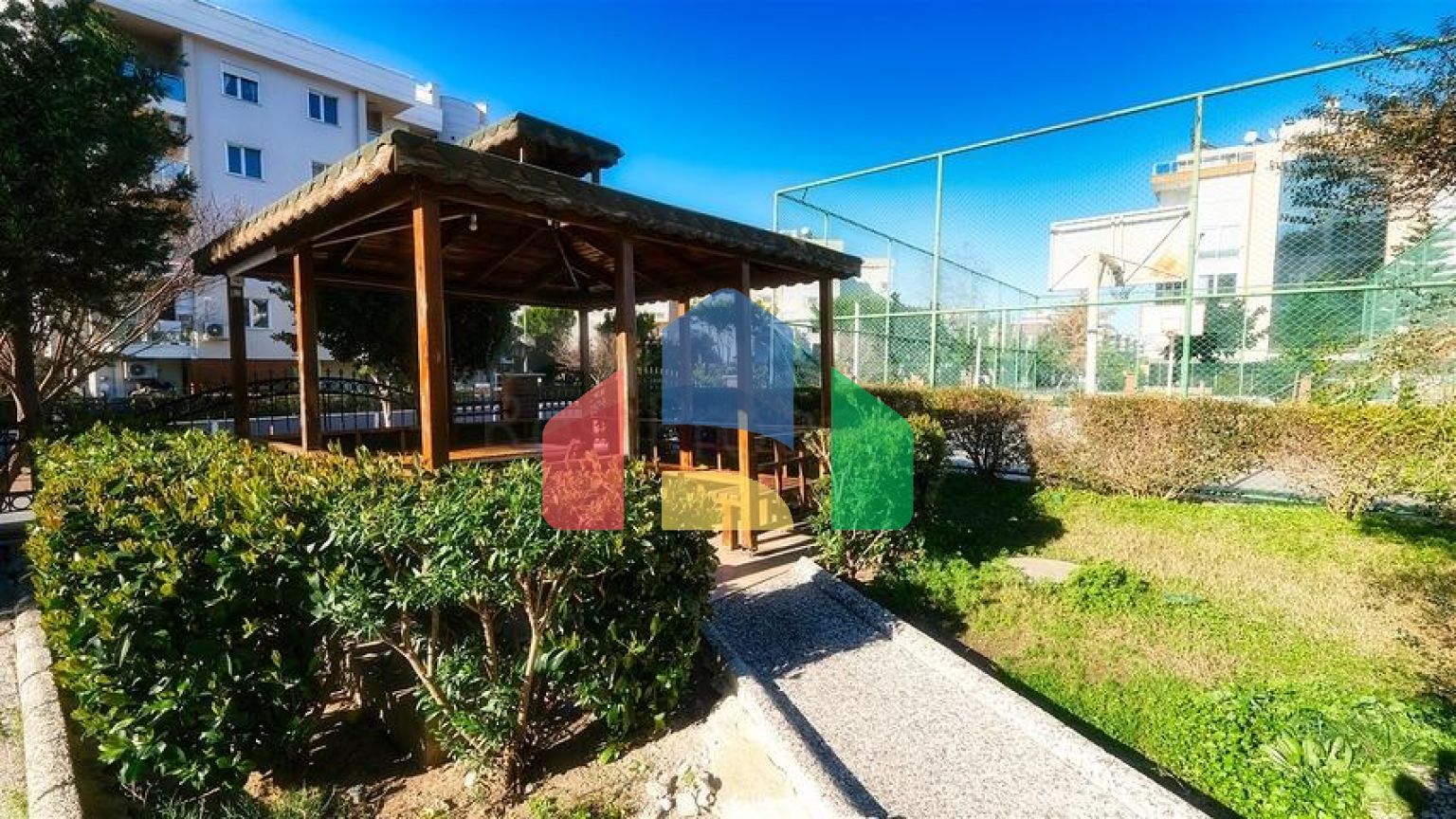 Квартира 2+1 в комплексе отельного плана в 5 минутах от моря