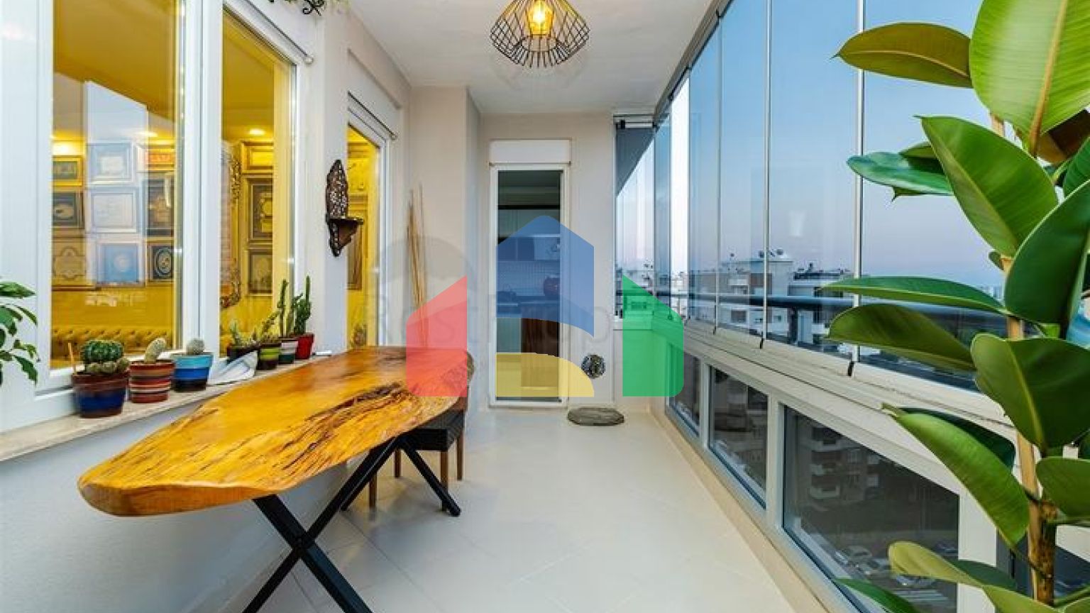 Квартира планировки 3+1 в центре города Анталия