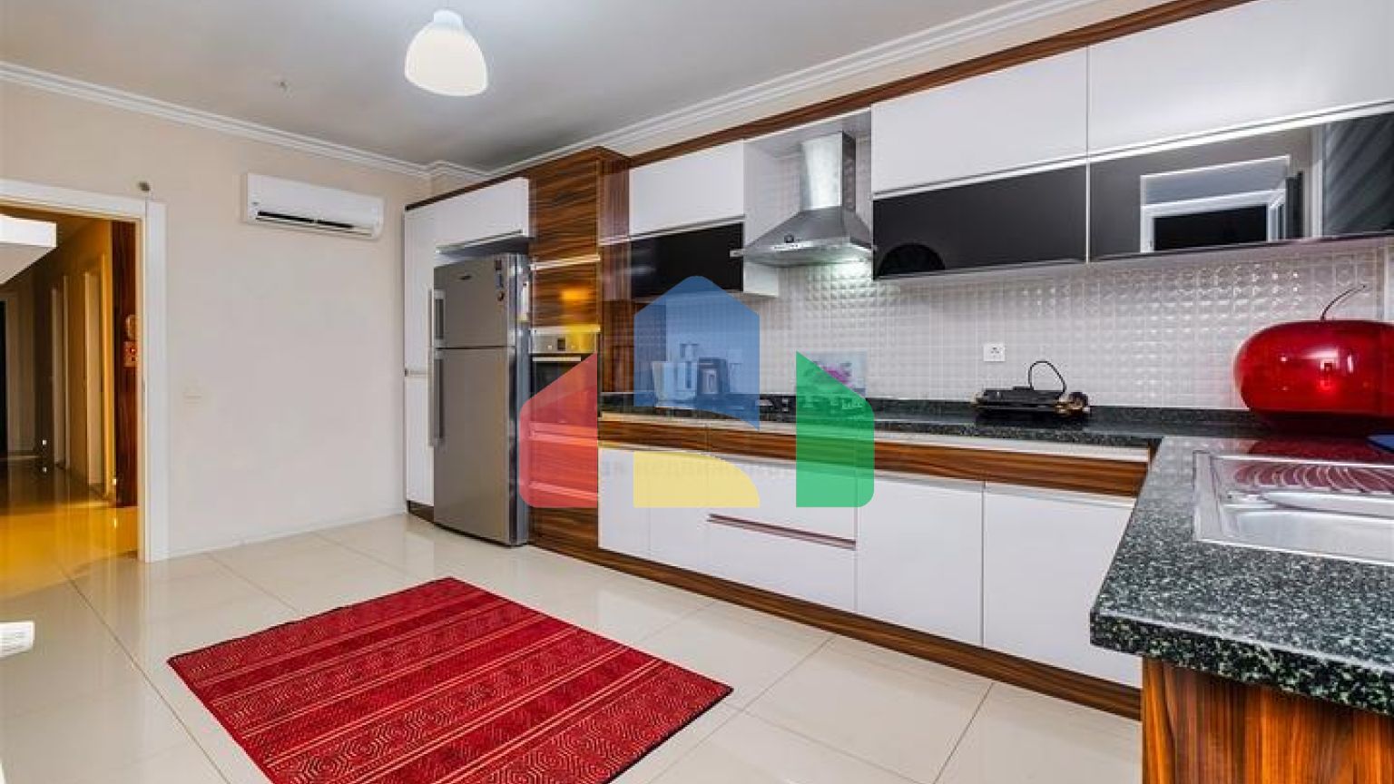 Квартира планировки 3+1 в центре города Анталия