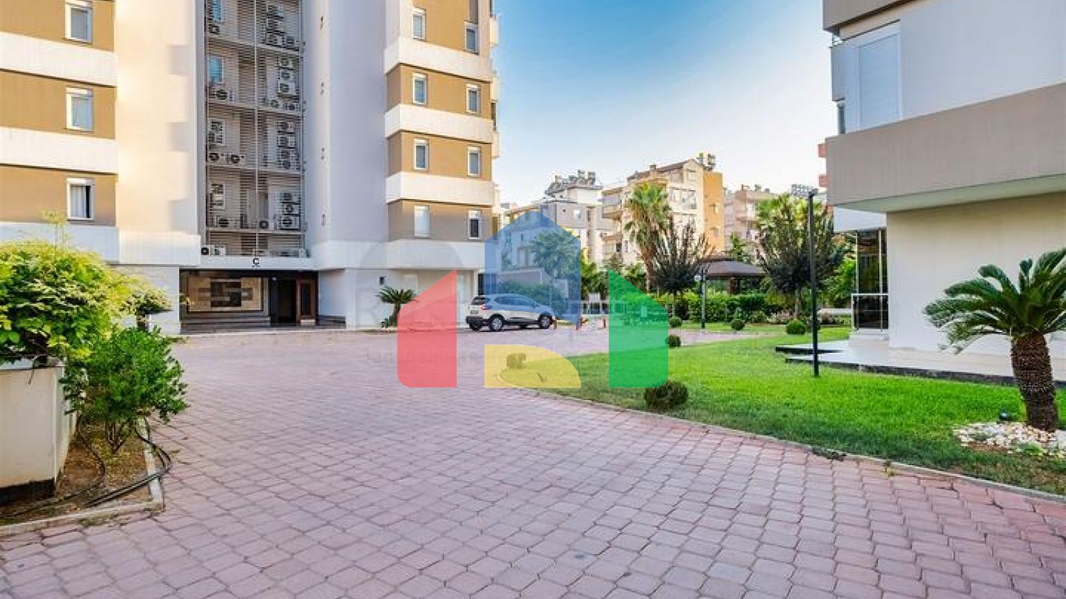 Квартира планировки 3+1 в центре города Анталия