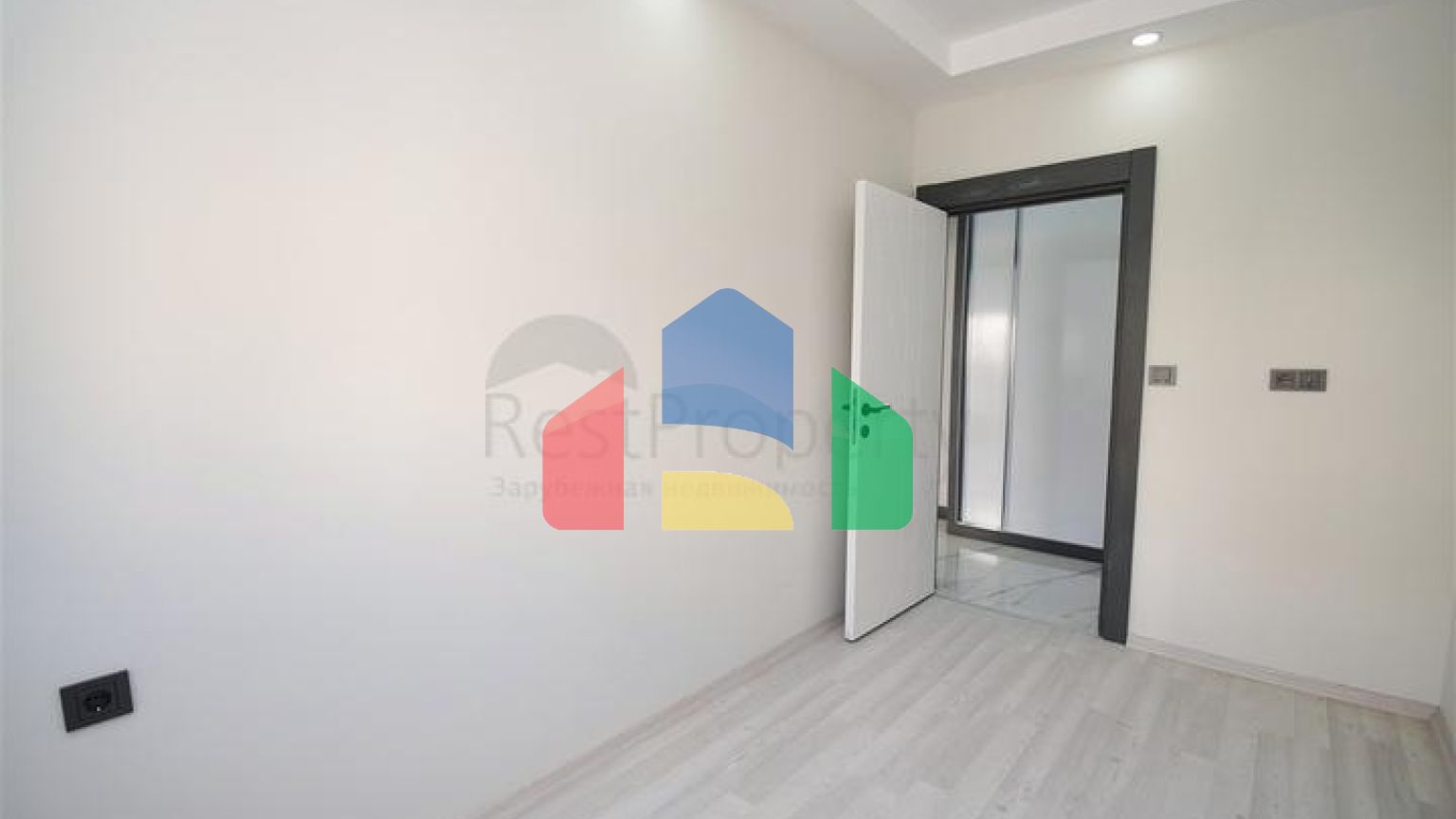 Квартири планування 1 + 1 і 4 + 1 в мікрорайоні Конуксевер - Анталія